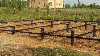 Установка и монтаж - винтовые сваи в прохладном для свайного фундамента дома. Цена от 2086 руб - видео закручивание